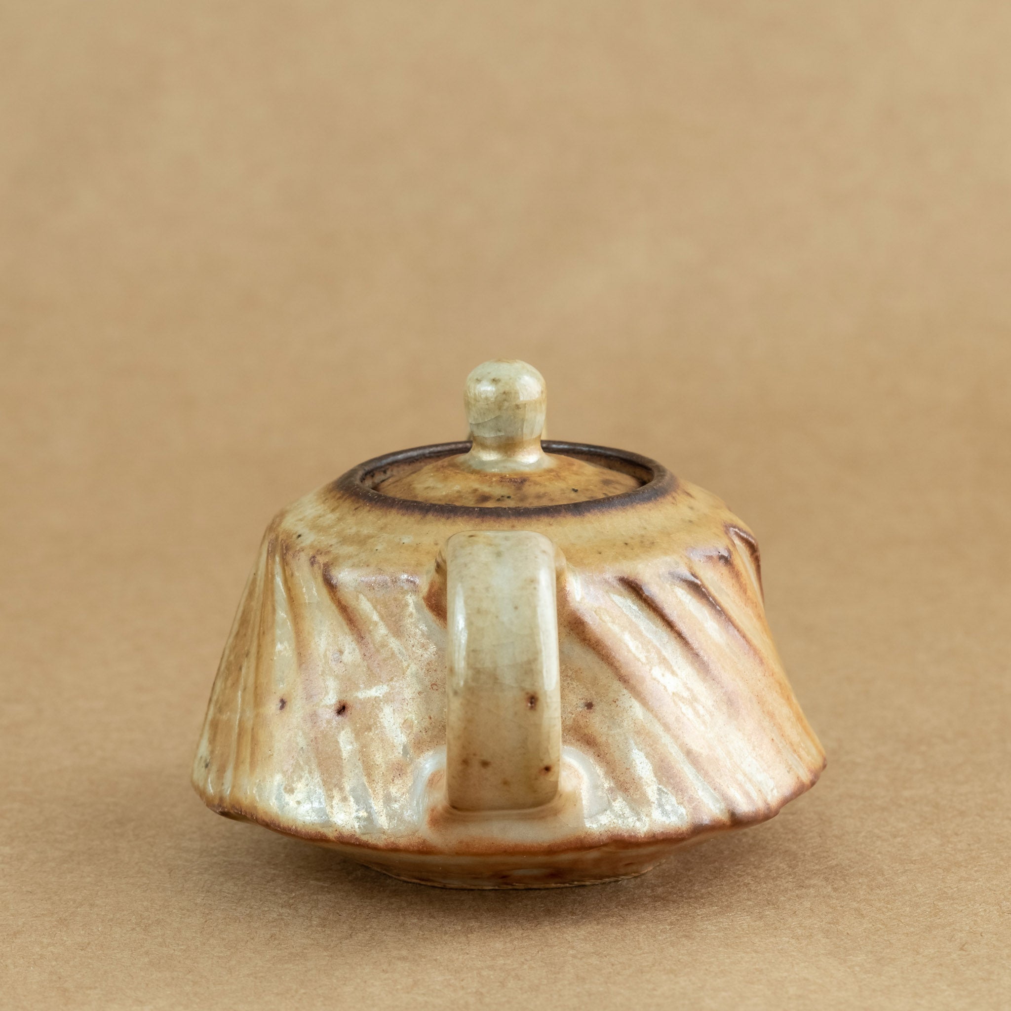 Tetera de gres: Elegante tetera de gres con acabados artesanales, ideal para preparar y disfrutar de tu té favorito.