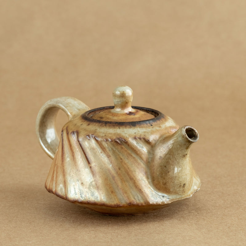 Tetera de gres: Elegante tetera de gres con acabados artesanales, ideal para preparar y disfrutar de tu té favorito.