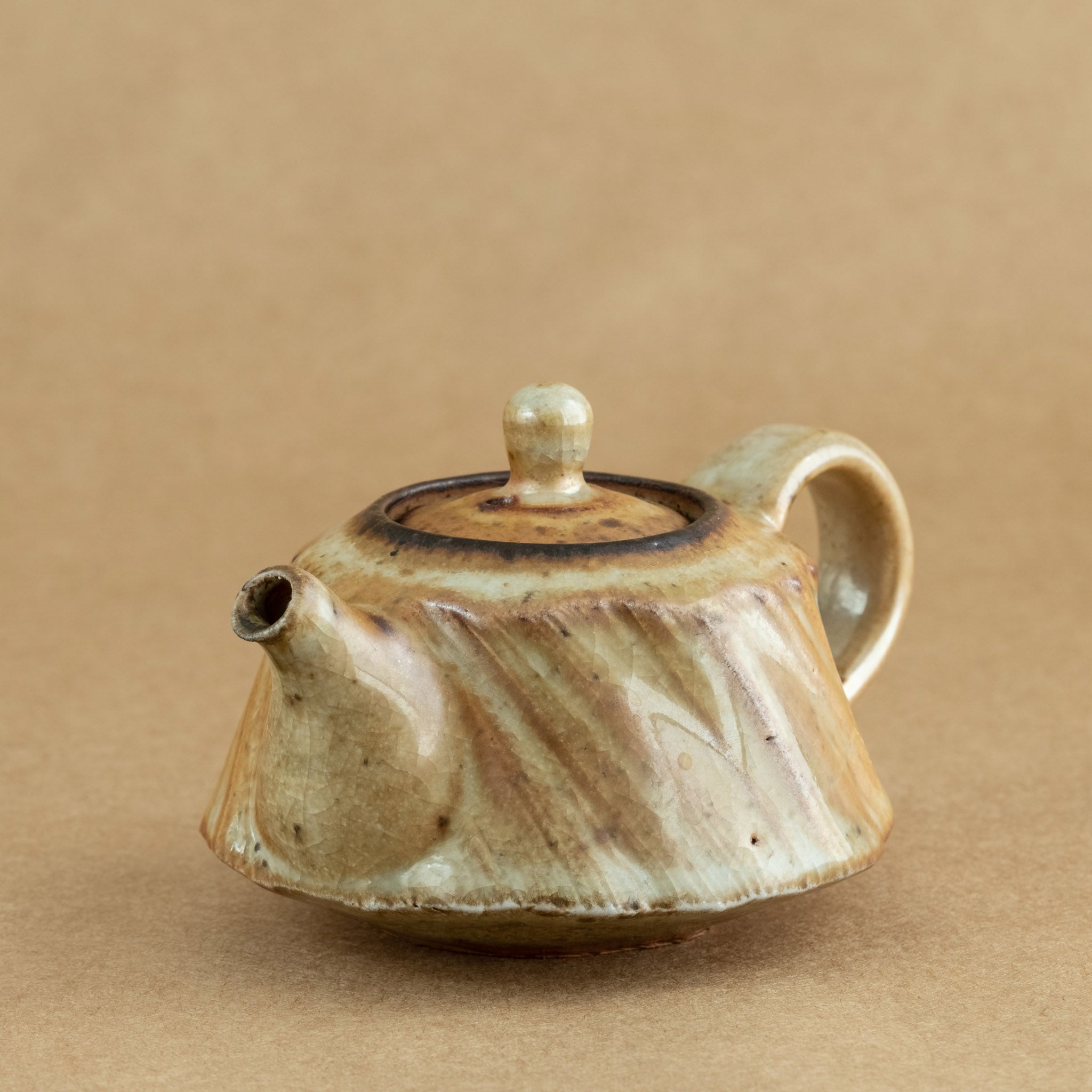 Tetera de gres: Elegante tetera de gres con acabados artesanales, ideal para preparar y disfrutar de tu té favorito.