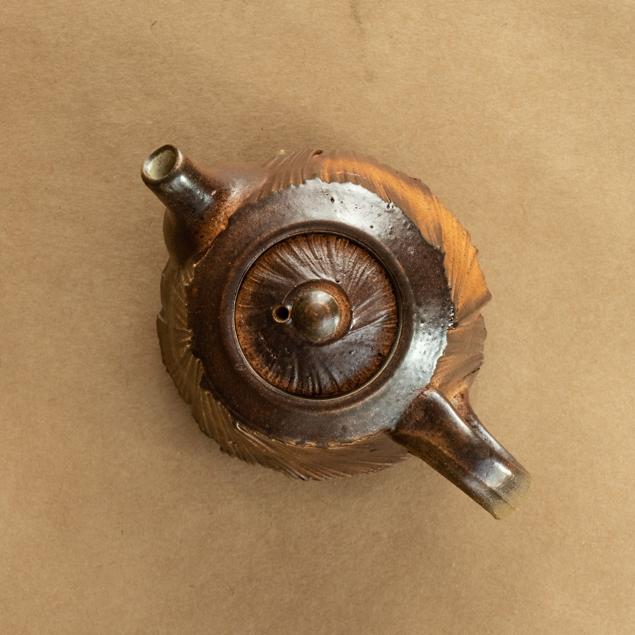 Tetera de gres: Elegante tetera de gres con acabados artesanales, ideal para preparar y disfrutar de tu té favorito.
