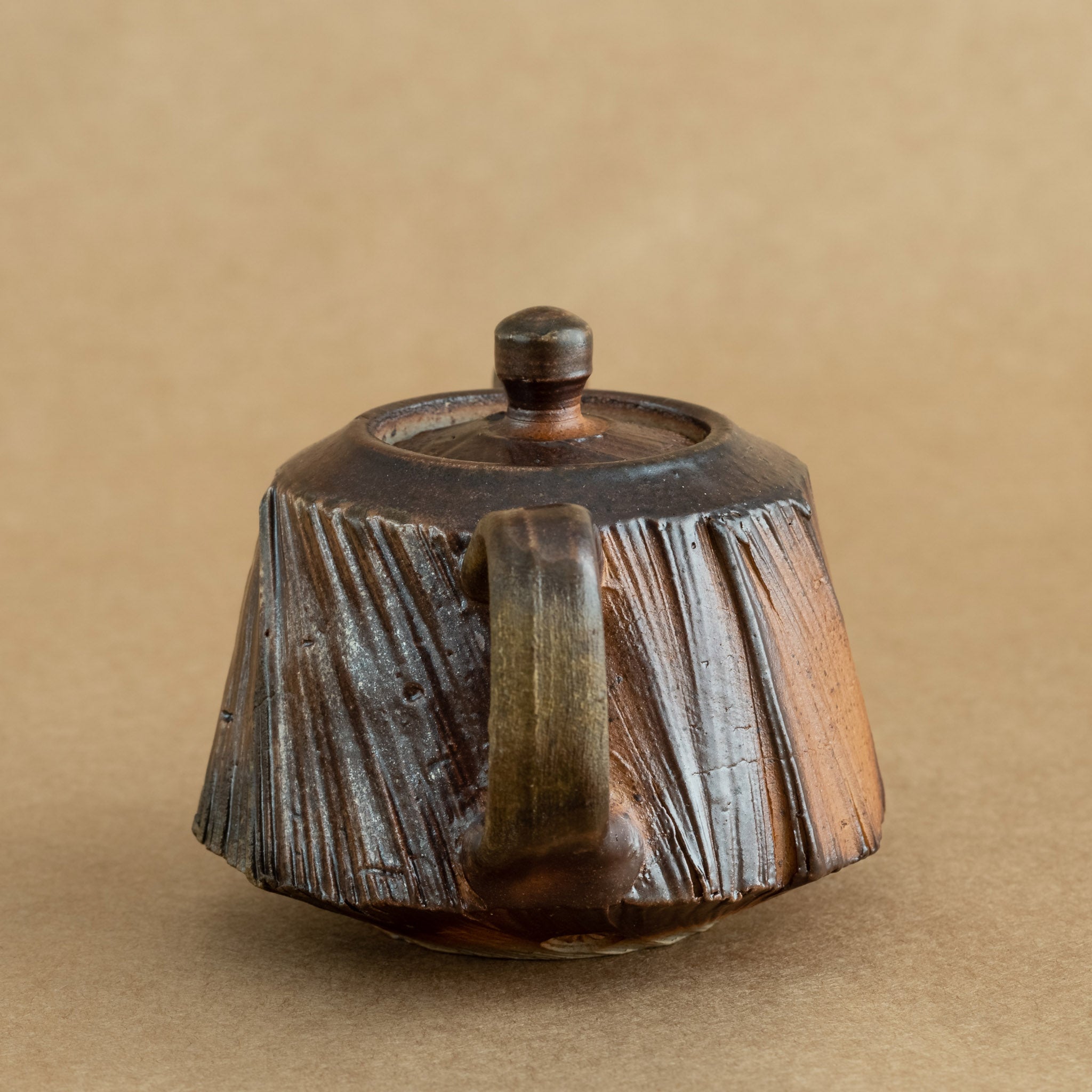 Tetera de gres: Elegante tetera de gres con acabados artesanales, ideal para preparar y disfrutar de tu té favorito.