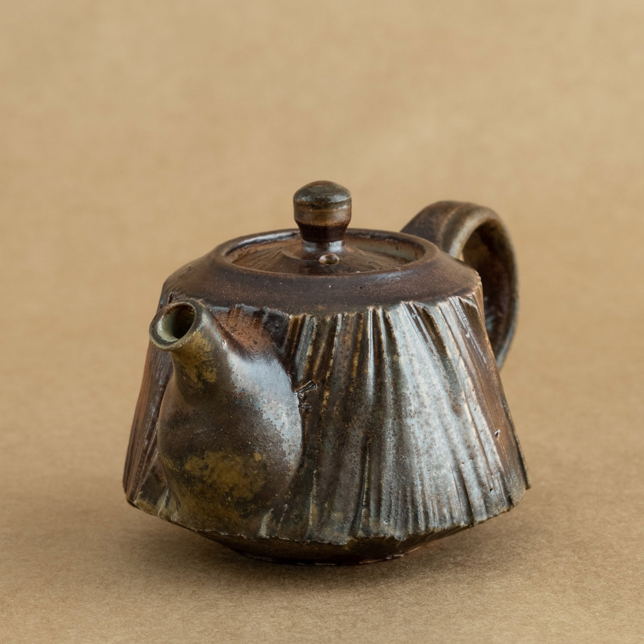 Tetera de gres: Elegante tetera de gres con acabados artesanales, ideal para preparar y disfrutar de tu té favorito.