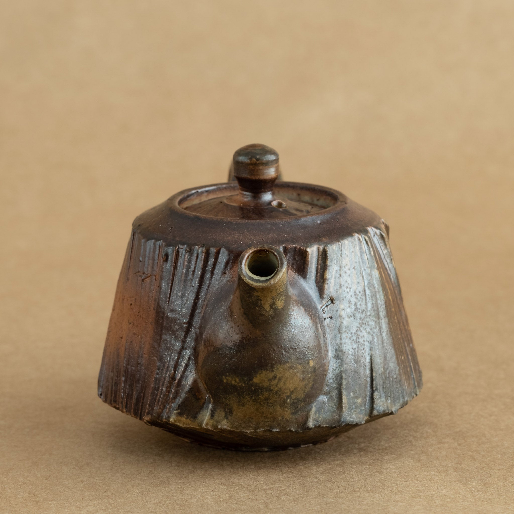 Tetera de gres: Elegante tetera de gres con acabados artesanales, ideal para preparar y disfrutar de tu té favorito.