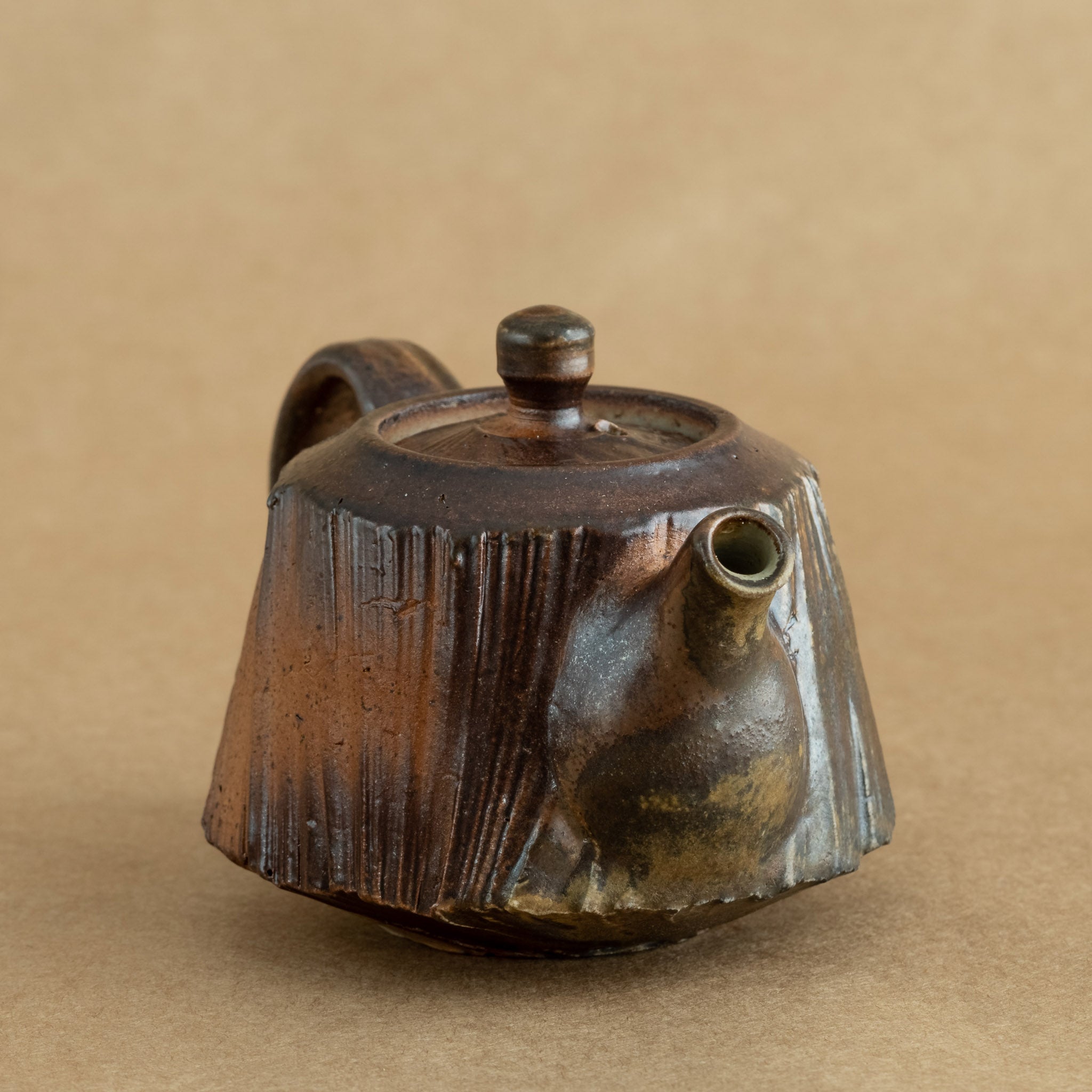 Tetera de gres: Elegante tetera de gres con acabados artesanales, ideal para preparar y disfrutar de tu té favorito.