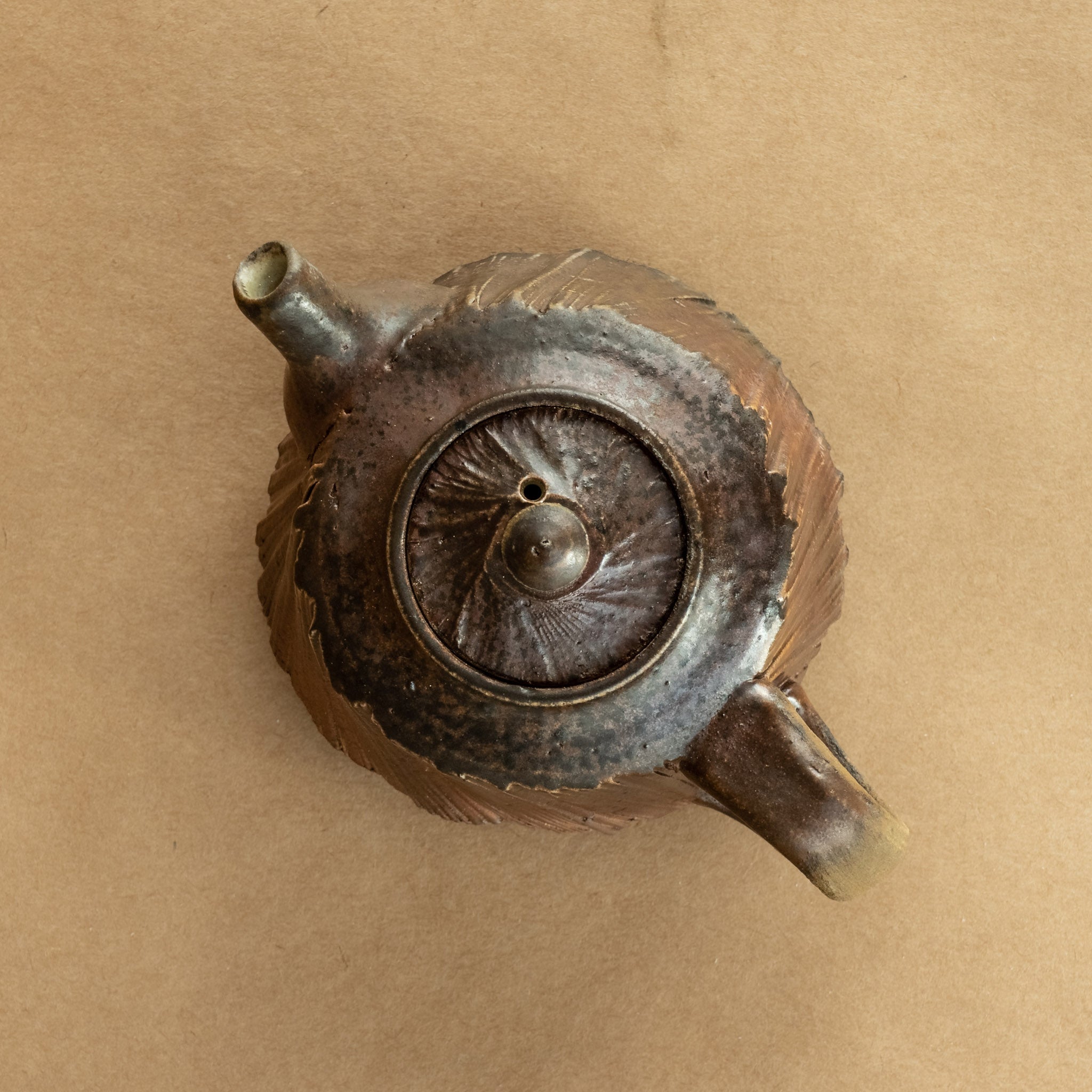 Tetera de gres: Elegante tetera de gres con acabados artesanales, ideal para preparar y disfrutar de tu té favorito.