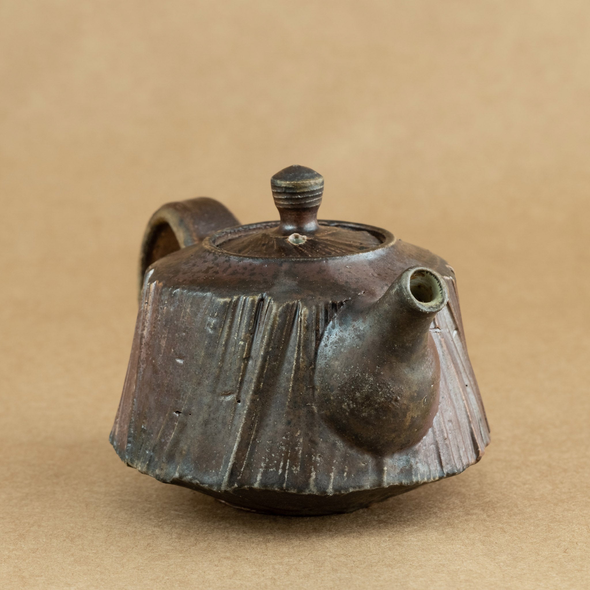 Tetera de gres: Elegante tetera de gres con acabados artesanales, ideal para preparar y disfrutar de tu té favorito.