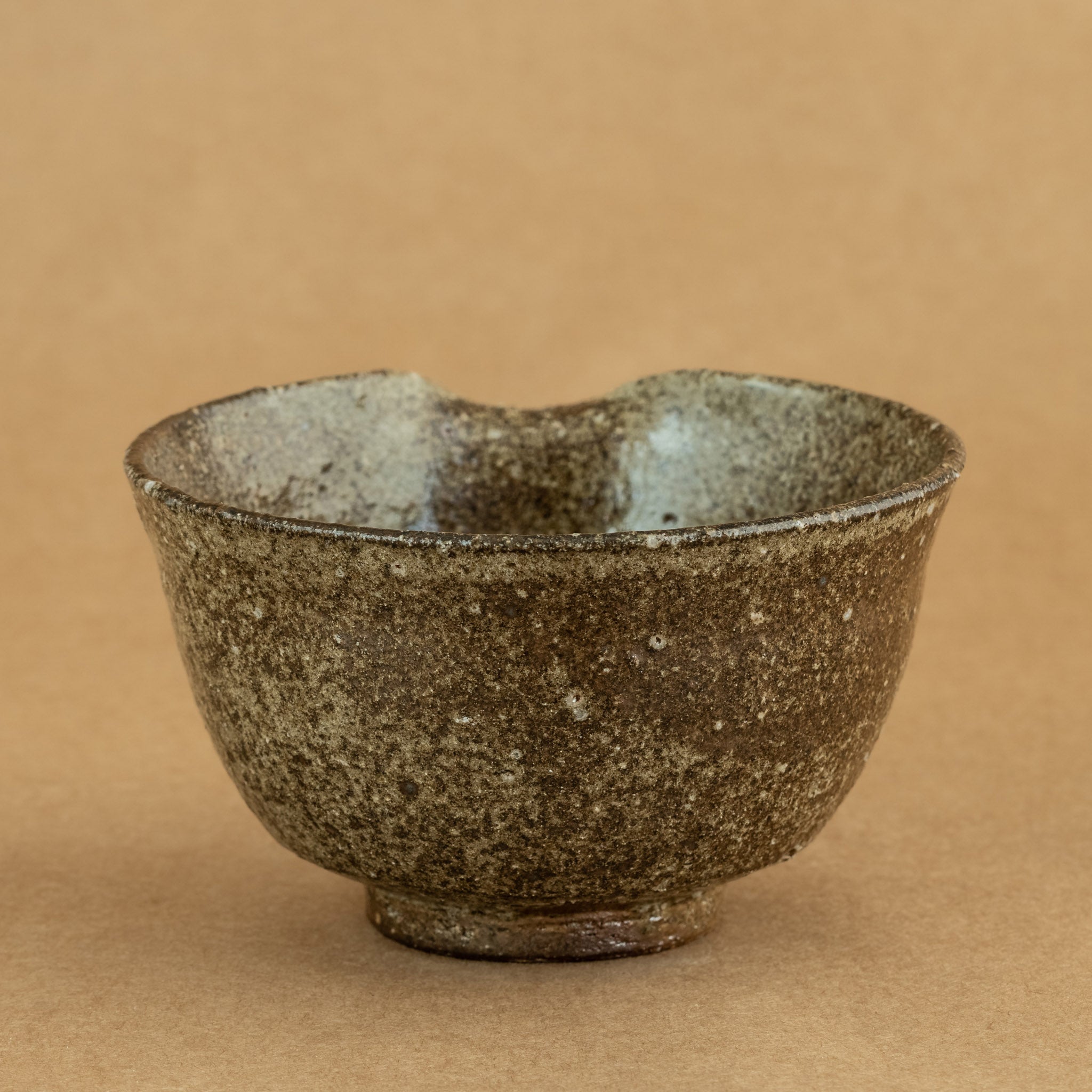 Cha Hai de gres: Cha Hai de gres, una elegante jarra de vertido utilizada en la ceremonia del té, diseñada para disfrutar y apreciar la belleza de la infusión.