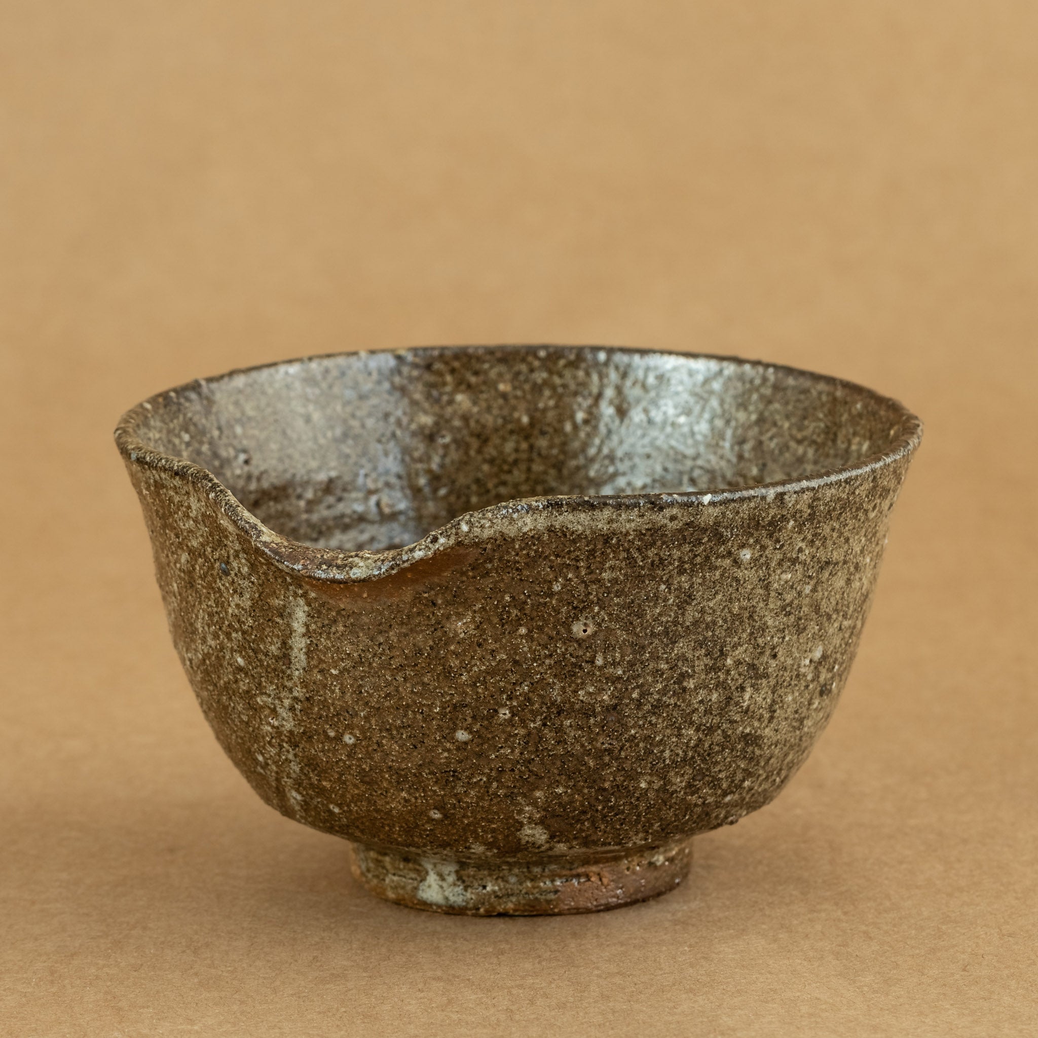 Cha Hai de gres: Cha Hai de gres, una elegante jarra de vertido utilizada en la ceremonia del té, diseñada para disfrutar y apreciar la belleza de la infusión.