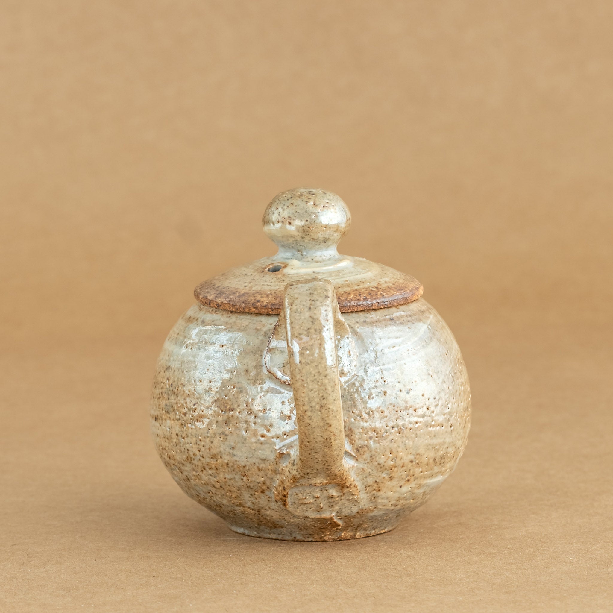Tetera de gres: Elegante tetera de gres con acabados artesanales, ideal para preparar y disfrutar de tu té favorito.