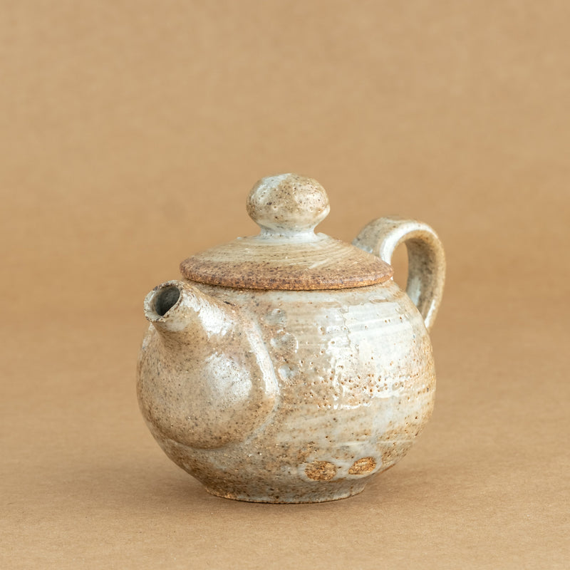 Tetera de gres: Elegante tetera de gres con acabados artesanales, ideal para preparar y disfrutar de tu té favorito.
