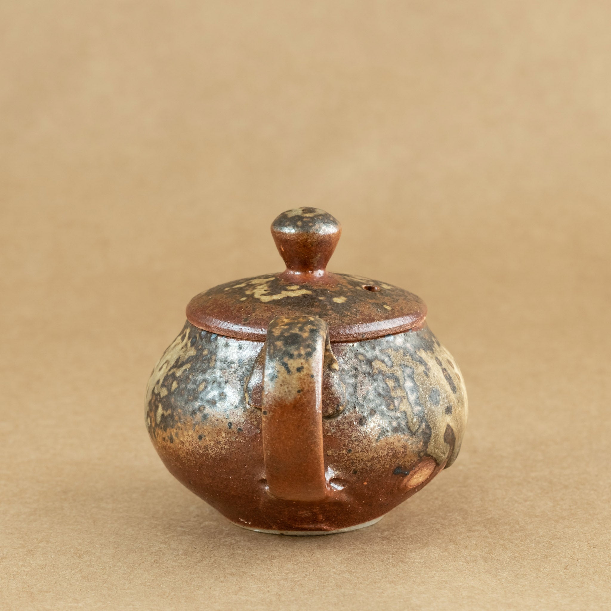 Tetera de gres: Elegante tetera de gres con acabados artesanales, ideal para preparar y disfrutar de tu té favorito.