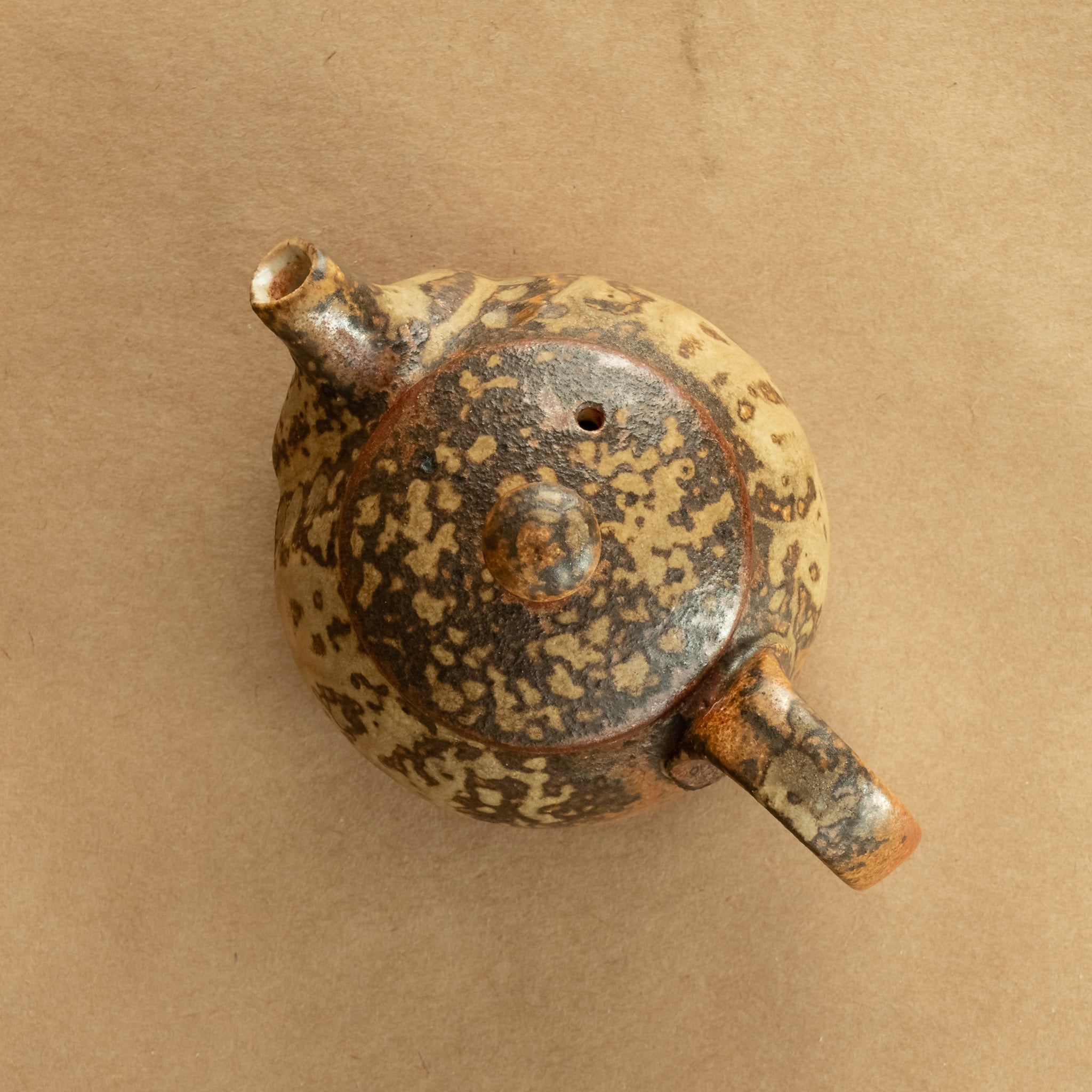 Tetera de gres: Elegante tetera de gres con acabados artesanales, ideal para preparar y disfrutar de tu té favorito.