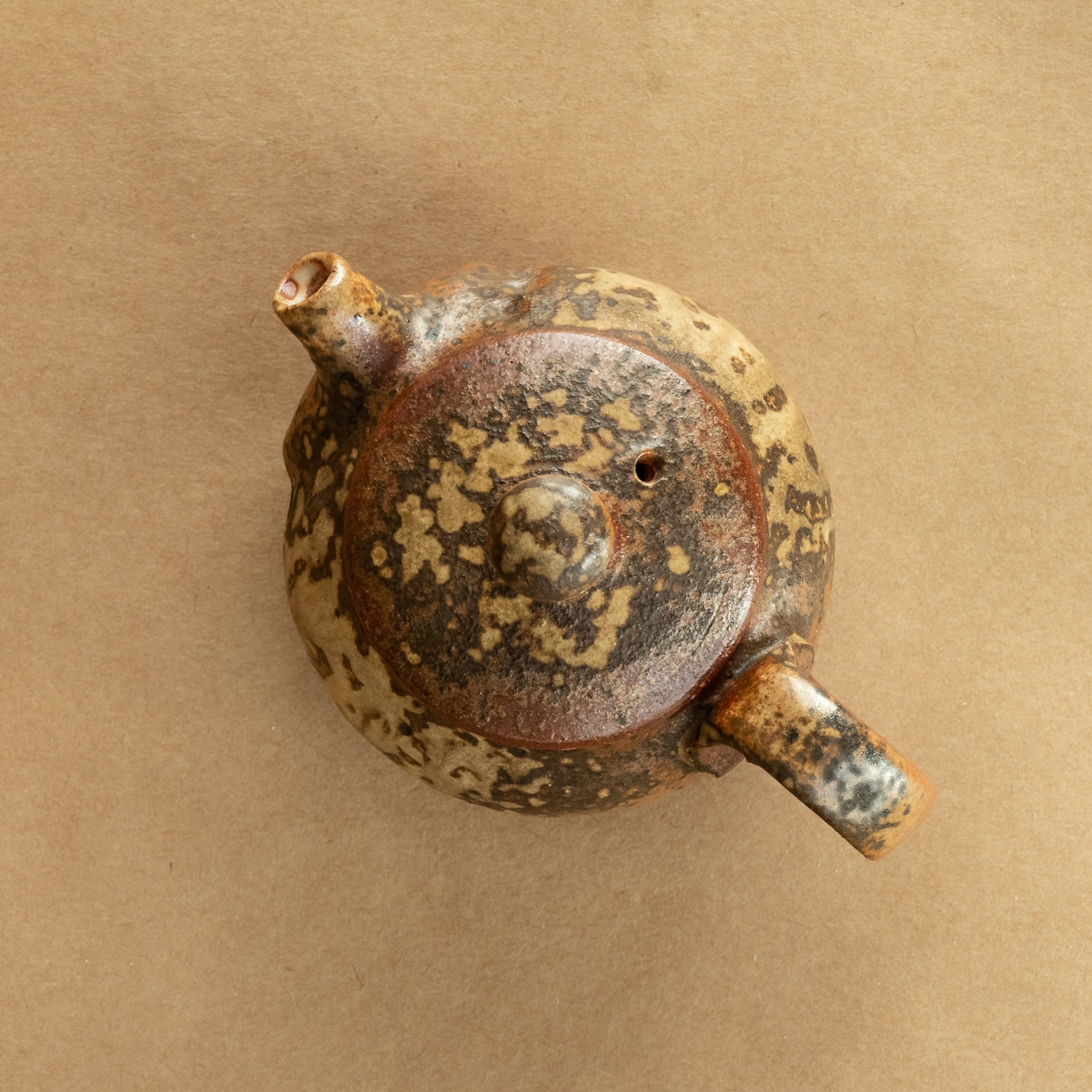 Tetera de gres: Elegante tetera de gres con acabados artesanales, ideal para preparar y disfrutar de tu té favorito.