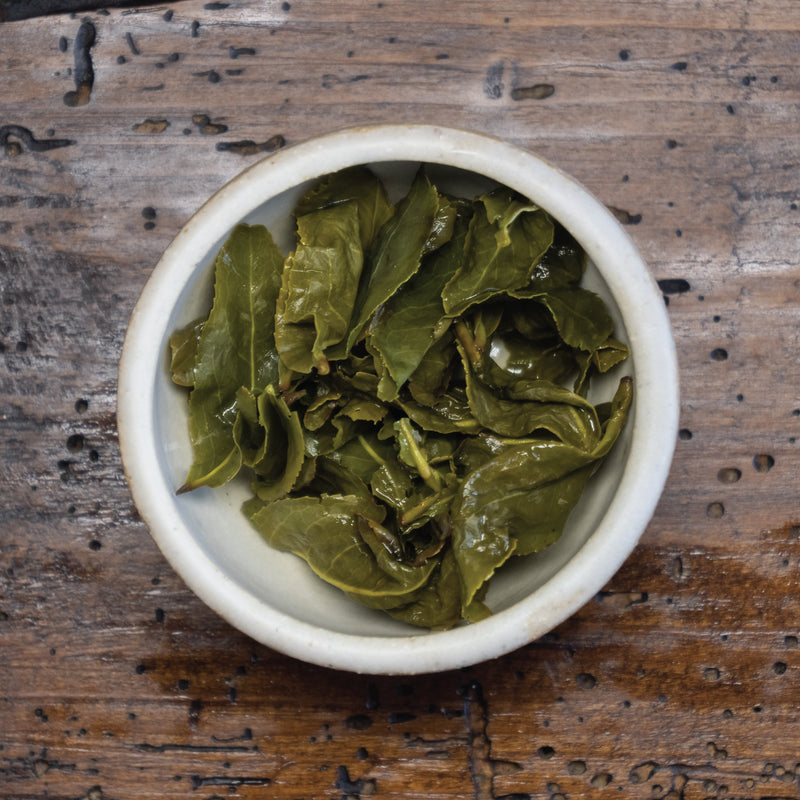 Té oolong: Exquisito té oolong, con un equilibrio único entre té verde y té negro, ofreciendo complejidad de sabores.