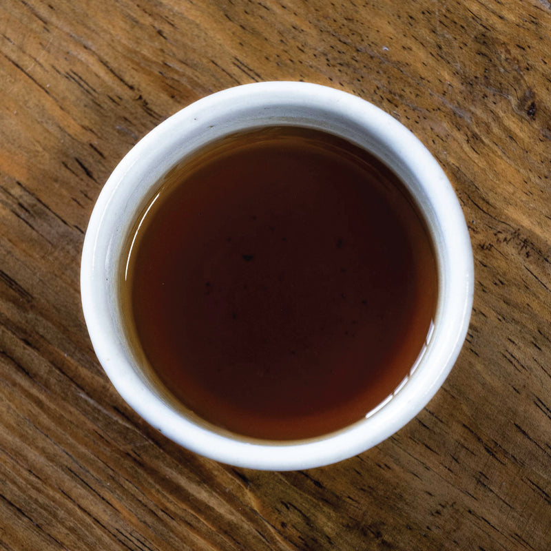 Té oscuro: Té oscuro, con cuerpo y profundidad de sabor, perfecto para quienes buscan una experiencia intensa.
