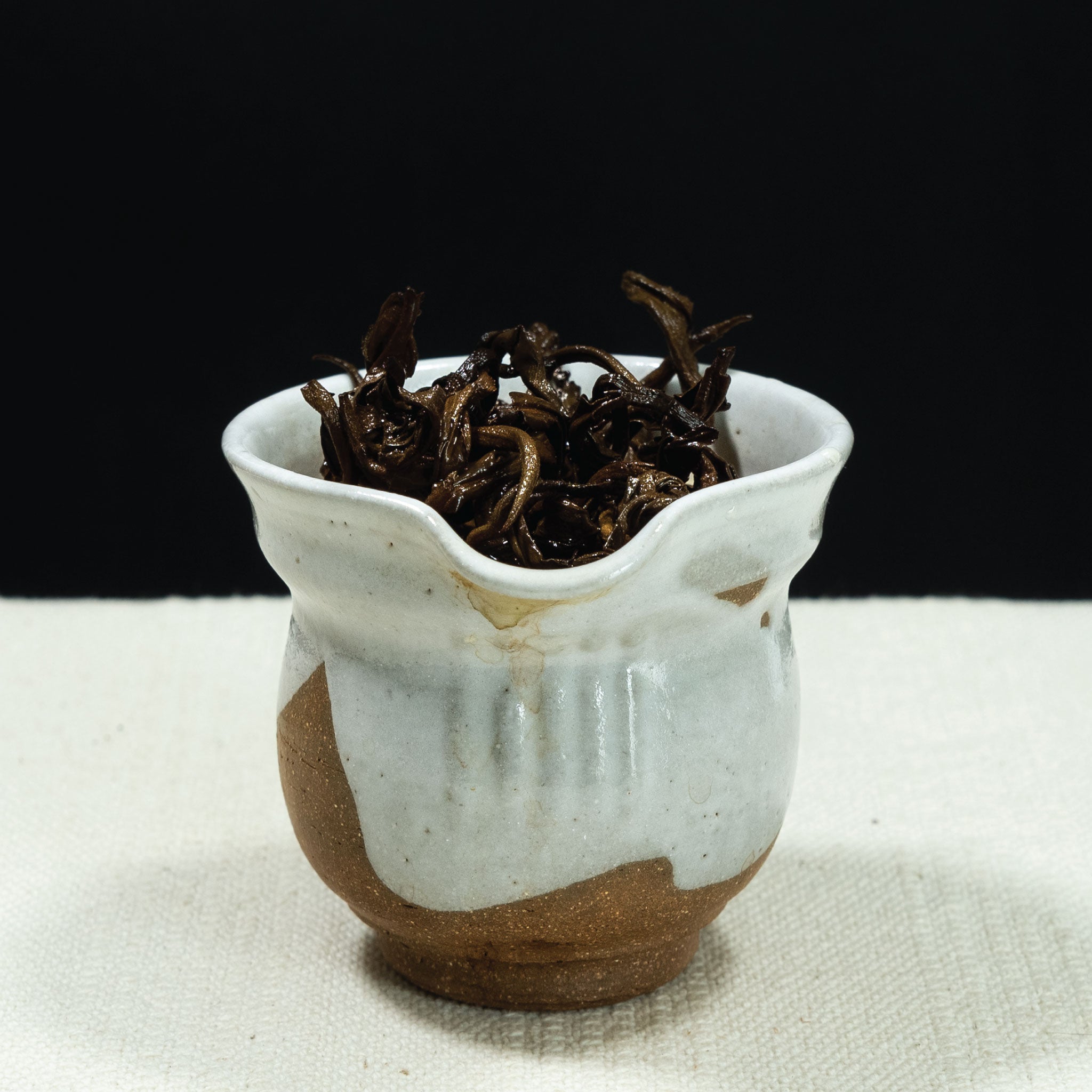 Hojas húmedas de té negro Bi Luo Chun
