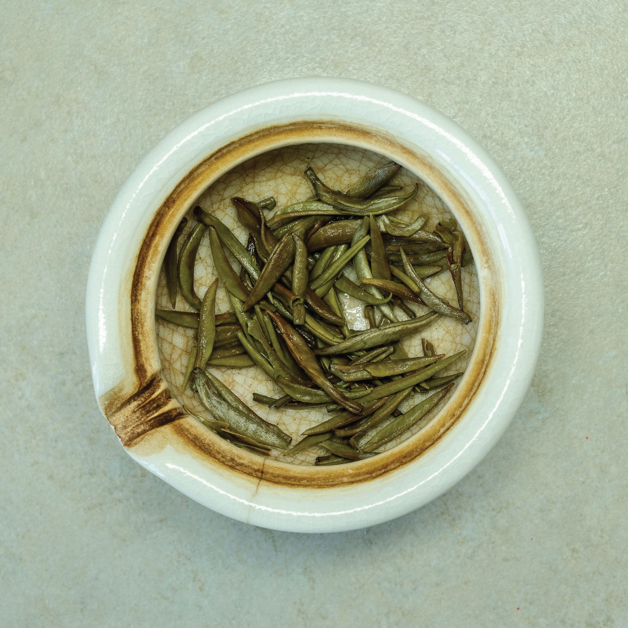 Hojas húmedas de té blanco Yin Zhen