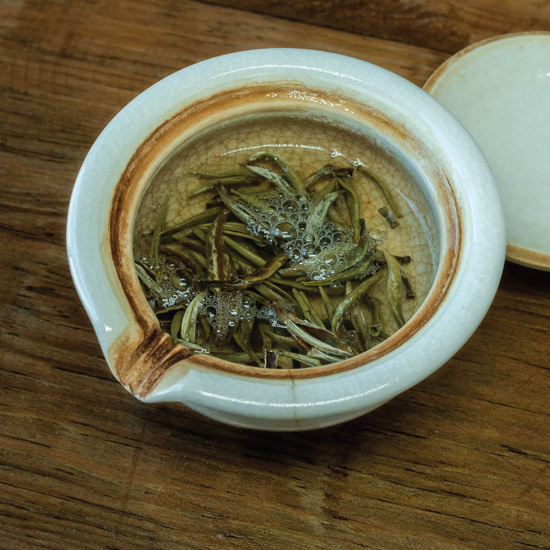 Hojas húmedas de té blanco Yin Zhen