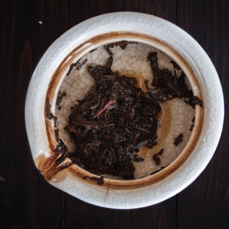 Hojas húmedas de té negro Assam