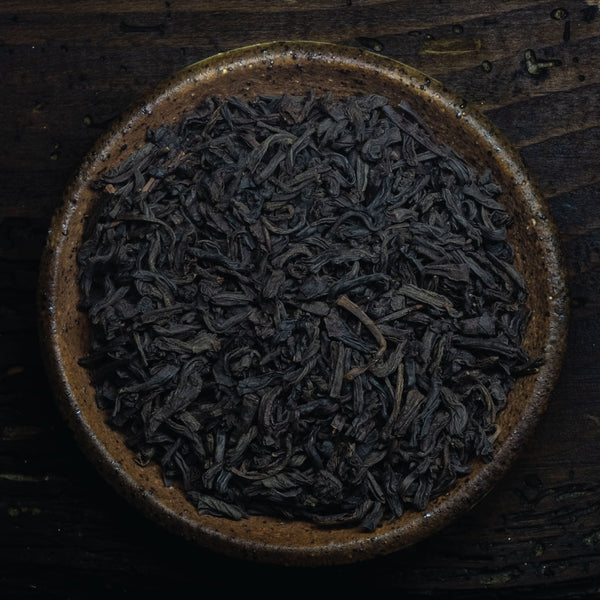 Hojas de té negro Lapsang Souchong.
