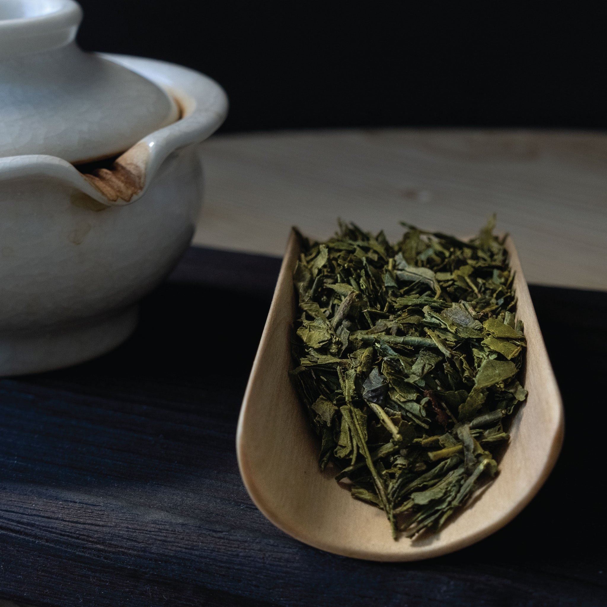Té verde: Té verde fresco y lleno de vitalidad, reconocido por sus propiedades antioxidantes y su sabor refrescante.
