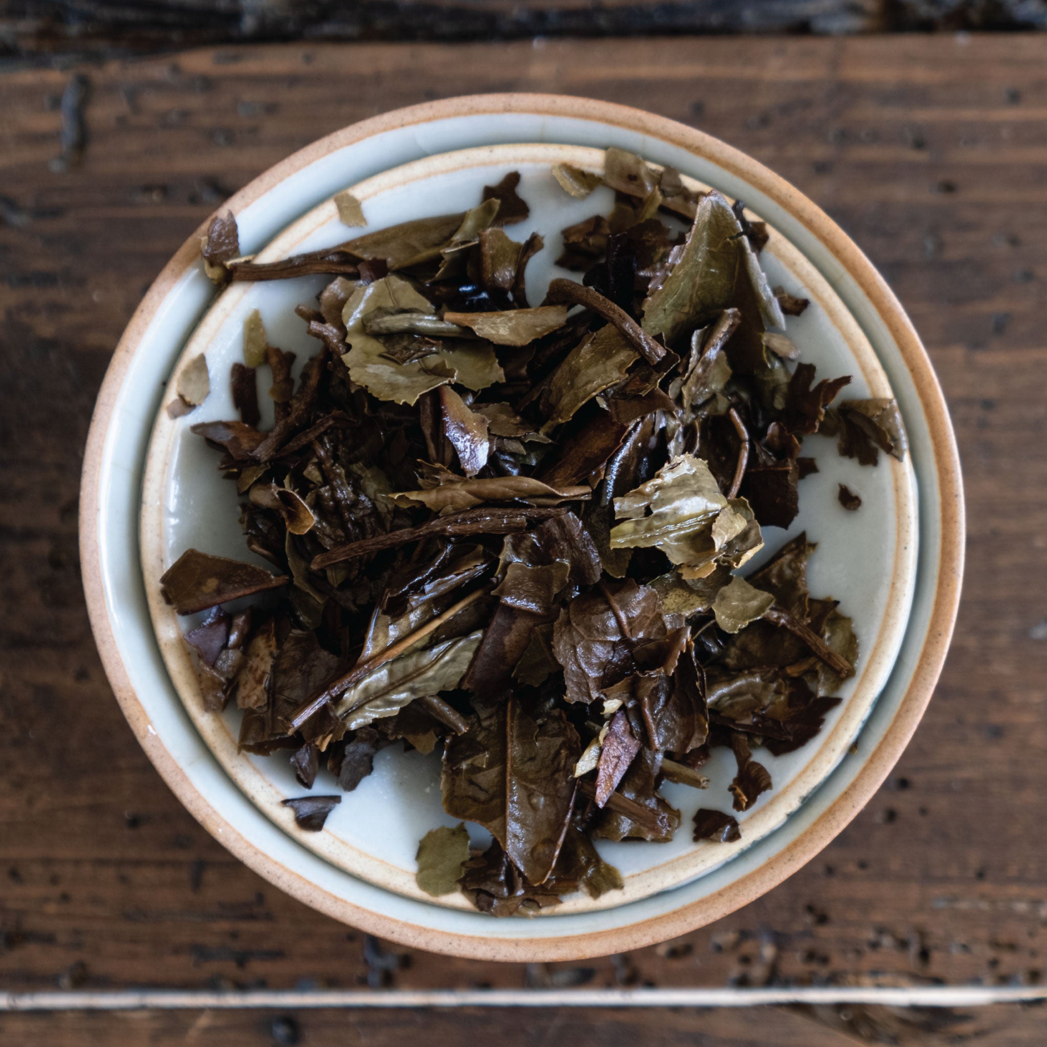 Té blanco: Té blanco puro y fresco, apreciado por su suavidad y sutiles matices.