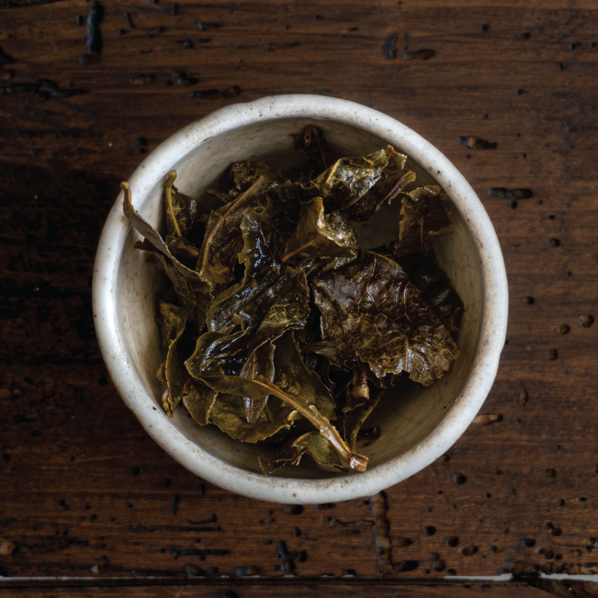 Té oscuro: Té oscuro, con cuerpo y profundidad de sabor, perfecto para quienes buscan una experiencia intensa.
