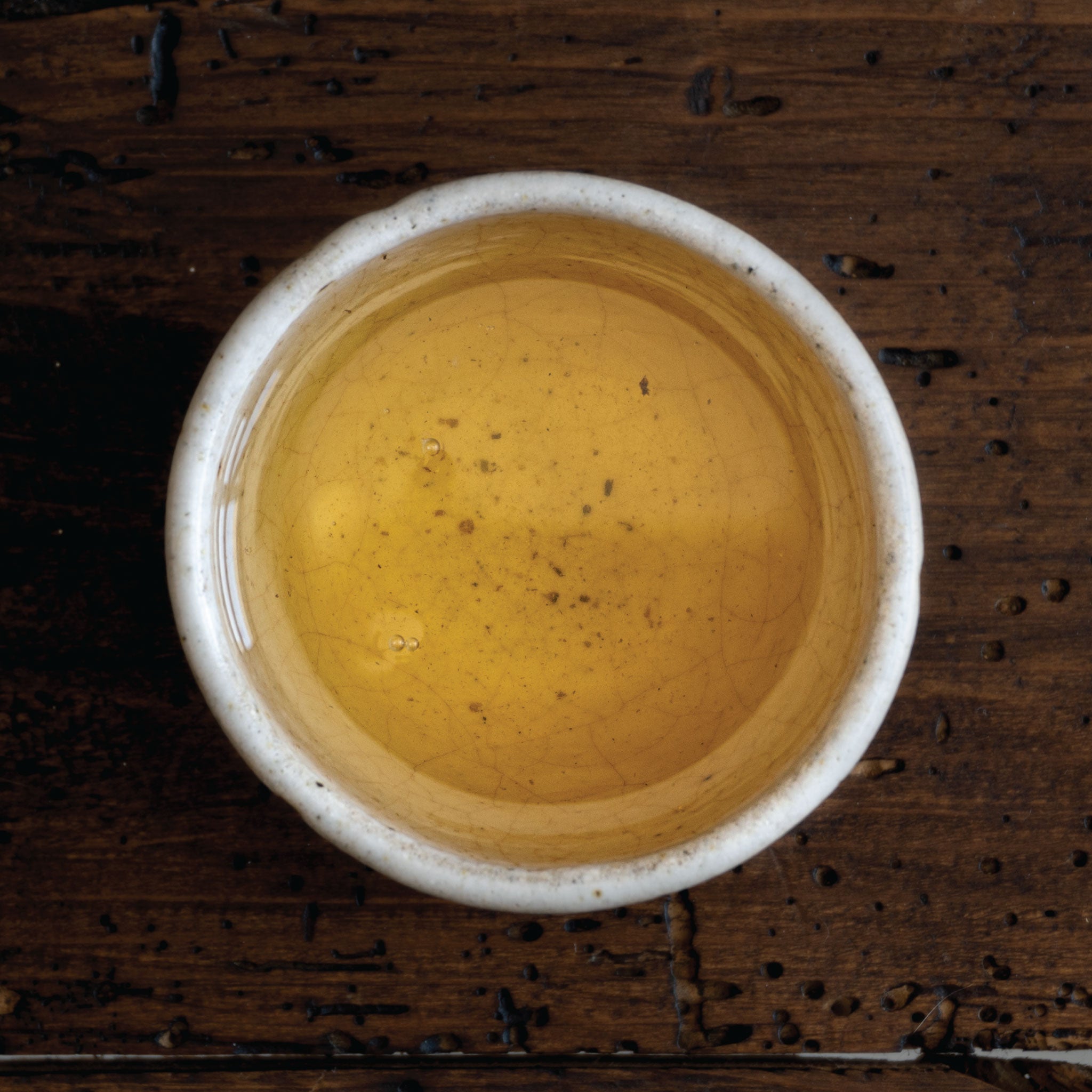 Té oscuro: Té oscuro, con cuerpo y profundidad de sabor, perfecto para quienes buscan una experiencia intensa.