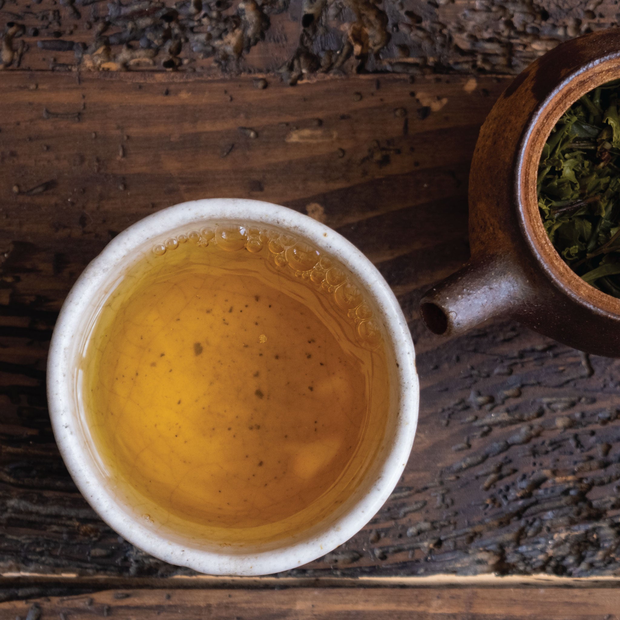 Té oolong: Exquisito té oolong, con un equilibrio único entre té verde y té negro, ofreciendo complejidad de sabores.